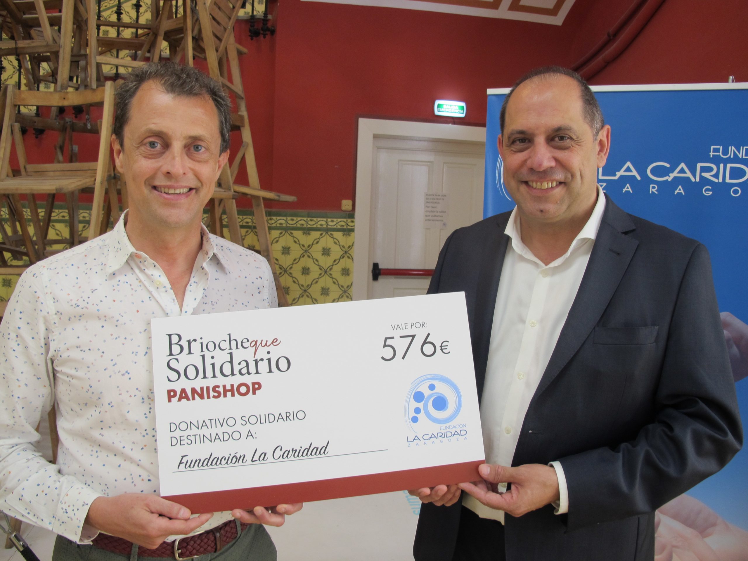 Daniel Gimeno y José Rébola en la entrega del cheque a La Caridad